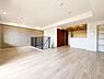 リビング/ダイニング：優しい色合いのフローリングと建具。やわらかな日差しがくつろぎの空間を演出します。