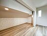 室内：リビング横の洋室は下屋収納を完備。少し手を加えると書斎・在宅ワークスペースにも変更可能。  詳細はお問合せ下さい。