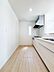 その他：【Kitchen】  機能美とデザイン性を兼ね備えた使い勝手のよいシステムキッチンはリビングとの一体感も考慮され、美しい空間が実現します。