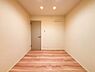 室内：【Room】  1日の疲れを癒し、心地よく寛げるようゆったりとした広さを確保しています。プライベートタイムをより優雅に穏やかに…。落ち着いた雰囲気を紡ぎます。