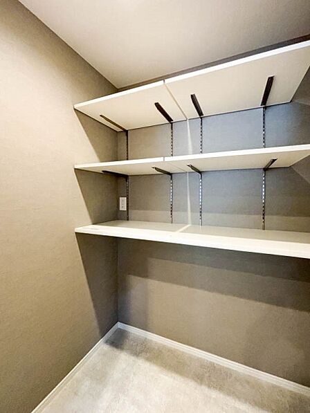 キッチン横には大型パントリー!快適な水回りを実現です。