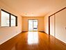 リビング/ダイニング：優しい色合いのフローリングと建具。やわらかな日差しがくつろぎの空間を演出します。