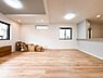 リビング/ダイニング：優しい色合いのフローリングと建具。やわらかな日差しがくつろぎの空間を演出します。
