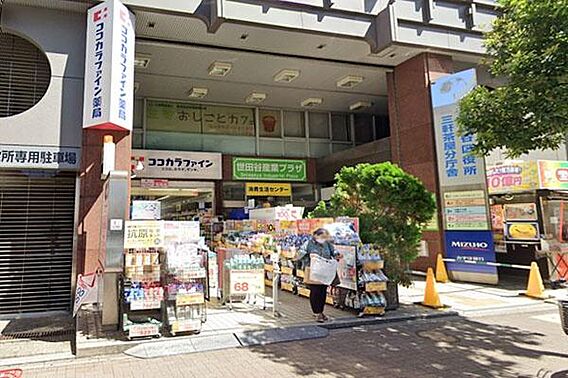 ココカラファイ...