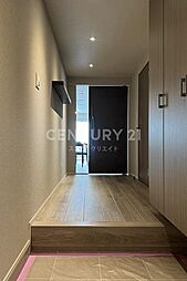 玄関ホール／フロートタイプのシューズボックス付きですっきりとした空間です。