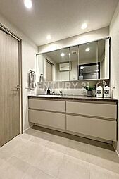 洗面化粧台／ホテルライクなデザイン、メイクや支度時に便利なワイドサイズの洗面化粧台です。