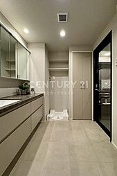 洗面化粧室／収納スペース豊富でリネン類や洗剤等の収納にも便利です。