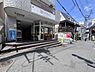 エントランス：共用エントランス／車通りは少ない道に面しています。