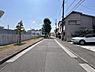 その他：前面道路（→南方向へ撮影）／周辺交通量も少なく落ち着いた住環境です。