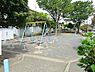 周辺：菅田利倉公園まで825m、住宅街のスタンダードな公園です。公園の設備には水飲み・手洗い場があります。