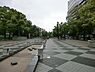 周辺：大通り公園まで729m、石の広場、水の広場、サンクガーデン、みどりの森から構成され、都会にいながら緑や水の音等自然に触れながら散歩できるスポット