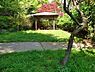 周辺：三王山公園まで570m、複合型遊具がありボール遊びが出来る広い東エリアと、ソフトボールやグランドゴルフなどで使用される西エリアからなる公園