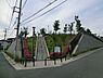 周辺：万福寺もりの丘公園まで1254m、子どもが走り回るには十分な広さの公園です。遊び場にはスプリング遊具・スイング遊具、砂場、すべり台があります。