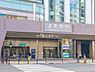 周辺：京浜急行電鉄本線「上大岡」駅まで955m、京急線「快特」停車駅。直通で横浜へ1駅8分・品川へ4駅26分。羽田空港へも快適アクセス。ブルーラインの複数路線の駅です。