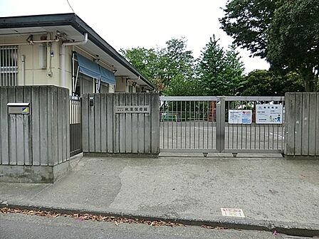 秋葉保育園まで1337m、受入月齢：1歳～5歳　延長保育・一時保育有