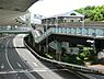 周辺：鳥浜駅（金沢シーサイドライン）まで459m、都市型高低層住宅群の金沢シーサイドタウンの入り口にあたり、海側にはベイサイドマリーナがあります。
