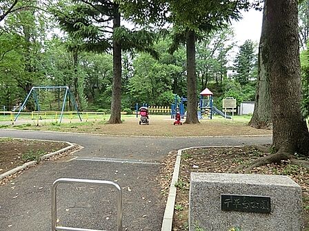 千草台公園まで1016m、谷本小学校に隣接しており、千草台公園プールがあります。ベンチ、トイレ、健康遊具、ブランコ、鉄棒があります。