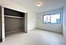子供部屋：《子供部屋》　■お子様の成長を優しく見守る、明るい子供部屋。遊んだり、学んだり、時には一人の時間を過ごしたりと健やかな毎日を育む大切な場所。未来への第一歩を育む、かけがえのない空間です。