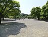 周辺：こども自然公園まで854m、別名大池公園。大型遊具があり動物との触れ合いもできる大型公園。