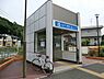 周辺：横浜市営地下鉄ブルーライン　舞岡駅まで1178m、ホームへの入り口が複数あり便利です。 ホームはとても広く安全対策がされています。 駅周辺には緑が沢山あり綺麗な街並みです