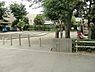 周辺：柿の木通り公園まで1228m、住宅街にある遊具もある大きな公園。公園の設備には水飲み・手洗い場があります。遊び場には砂場、複合遊具があります。