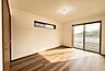 子供部屋：《子供部屋》　■お子様の成長を優しく見守る、明るい子供部屋。遊んだり、学んだり、時には一人の時間を過ごしたりと健やかな毎日を育む大切な場所。未来への第一歩を育む、かけがえのない空間です。