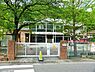 周辺：戸塚すみれ幼稚園まで681m、園のすぐ近くにあるアーチェリー山で、キイチゴ摘み、ドングリ拾い、沢ガニ捕り、がけ滑りなど、様々な自然体験ができます。