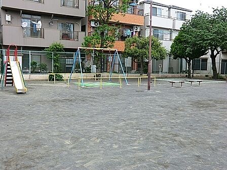 浅田町公園まで925m、住宅街の十分な広さの公園です。ブランコ・滑り台などの遊具があり、ベビーカーで入れますので、小さなお子様も楽しめます。
