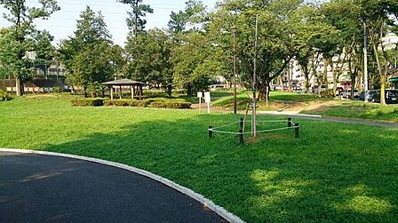 美しが丘公園まで592m、たまプラーザ駅からも程近く、いつもたくさんの利用者でにぎわっている公園です。ログハウスも子どもに人気です。