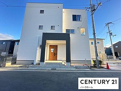 外観：ひろびろ整形地。前面道路との高低差が少なく、周辺は落ち着いた住宅街で、車の出入りもしやすい立地。