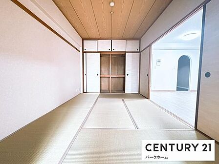 【和室】子どもの遊び場・お昼寝スペースとしてもお使いいただけます！リビングにいる間、お子さんの様子を見守れるので安心ですね！
