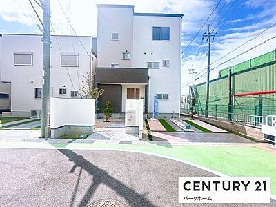 外観:白×ダークブラウンのツートンが爽やかな新築戸建。直線的なデザインでモダンな印象 外観:白×ダークブラウンのツートンが爽やかな新築戸建。直線的なデザインでモダンな印象