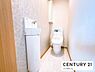 トイレ：ウォシュレット付きトイレで快適性確保手洗いカウンターも設置され衛生的収納棚も豊富で掃除用具等の収納も安心