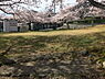 周辺：鶴の里公園まで763m、緑の草地をベースに桜の木も三十余本有、ベンチ、遊具も少々あって、静かなか環境に保たれています