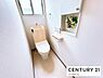 トイレ：【トイレ】寝室のある2階にもトイレを設置。夜中にわざわざ1階まで降りる手間がなく、足元の暗い夜でも安心です。朝の混雑時も2箇所あればゆとりを持って準備ができ、家族みんなが快適に過ごせます。