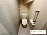 トイレ：温水洗浄便座付きの清潔感あふれるトイレです。アクセントクロスが洗練された空間を演出。手すりやペーパーホルダーも使いやすい位置に配置されています。