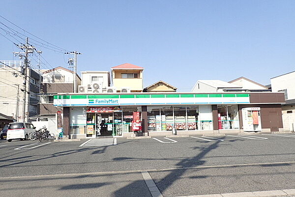 画像7:ファミリーマート京屋西湊店まで689m