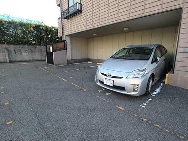 画像16:駐車場