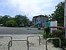 周辺：小向第一公園まで582m、住宅街にある十分な広さのある公園です。複合遊具・ブランコなどがあり、手入れの行き届いた植え込みがあり気持ちの良く遊べます