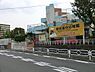 周辺：野庭聖佳幼稚園まで1311m、長時間保育の実施（7:30～19：00）戸塚駅東口、上大岡、港南台、上永谷駅へのバス送迎　給食有（月～土）