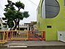 周辺：子供の園幼稚園まで198m、子供たちが自ら協調性や、学び方を覚えていく方針。自由に園庭全体をお砂場に出来るどろんこ保育をする幼稚園。