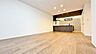リビング/ダイニング：《リビングダイニング》　■大画面ＴＶも余裕、インテリアプランが考えやすいワイドなリビング。家族が自然に集まる広さ、お子様が思わず走り出す大空間。