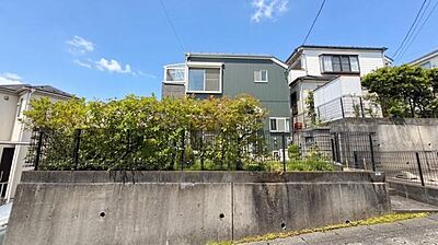 外観：《外観》　■機能性とデザイン性を兼ねそろえた理想の住まい。美しい外観やくつろぎの室内空間にふさわしい素材・形・色彩、上質感に満ちております。