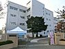 周辺：横浜市立和泉小学校まで1032m、 みんな輝け和泉っ子   周囲をキャベツ畑やネギ畑、果樹園といった大自然に囲まれた小学校