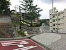 周辺：法泉3丁目公園まで1102m、法泉三丁目の高台の中腹に位置している小さな公園です。