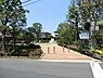周辺：寺尾台第三公園まで161m、（旧 生田馬場谷公園）、住宅街の比較的広めな公園です。アプローチは整備されて明るい公園です。