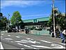 周辺：ＦＵＪＩ新桜ケ丘店まで918m、環状2号線沿いの新桜ヶ丘近くにあるＦＵＪＩ新桜ヶ丘店です。駐車場も完備されています。店内は品揃えも豊富です。