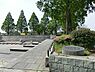周辺：新本牧公園まで735m、横浜生まれの横浜緋桜が植えられている。春は桜、秋は紅葉を楽しむ地元住民が訪れ、夜は噴水場付近がライトアップされて美しい。