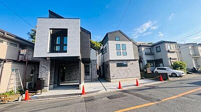 外観:《外観》 ■機能性とデザイン性を兼ねそろえた理想の住まい。美しい外観やくつろぎの室内空間にふさわしい素材・形・色彩、上質感に満ちております。 外観:《外観》 ■機能性とデザイン性を兼ねそろえた理想の住まい。美しい外観やくつろぎの室内空間にふさわしい素材・形・色彩、上質感に満ちております。