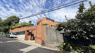 外観:《外観》 家族みんなが落ち着ける場所。明るい空間で心も暖か、朝から爽やかな気分。寝る時も包みこまれるようにふんわりと。家にいることが心と体に優しい暖かな暮らし。 外観:《外観》 家族みんなが落ち着ける場所。明るい空間で心も暖か、朝から爽やかな気分。寝る時も包みこまれるようにふんわりと。家にいることが心と体に優しい暖かな暮らし。